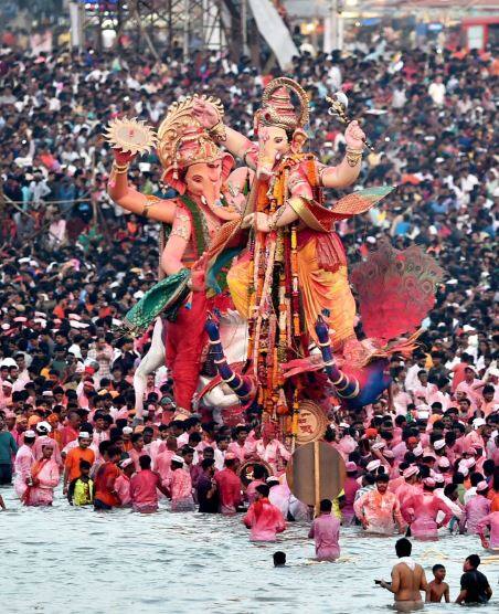 गणेश विसर्जन के दौरान की तस्वीर