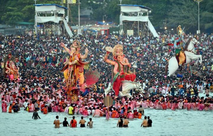 गणेश विसर्जन के दौरान की तस्वीर