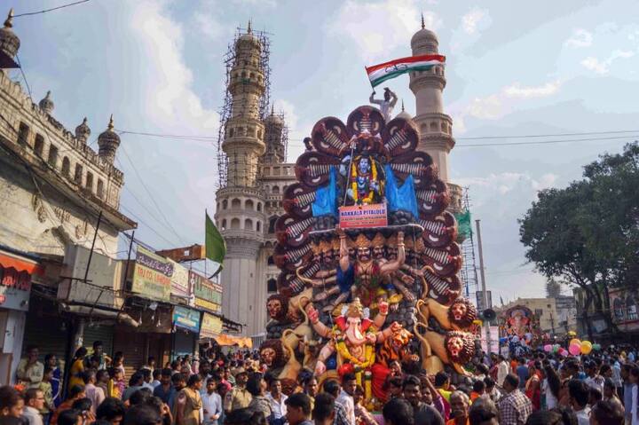 गणेश विसर्जन के दौरान की तस्वीर