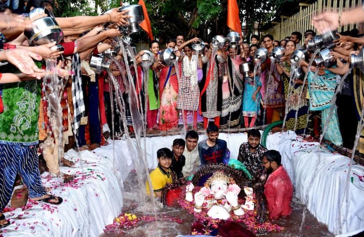 गणेश विसर्जन के दौरान की तस्वीर