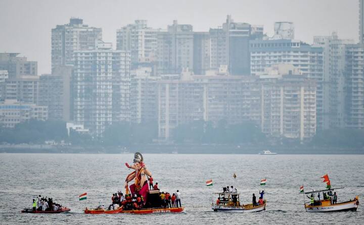 गणेश विसर्जन के दौरान की तस्वीर