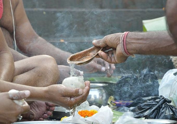 पितृपक्ष को श्राद्धपक्ष भी कहते हैं. लेकिन कुछ लोगों को पितृ दोष लगता है. ये उन लोगों को लगता है जिनके पूर्वज या पितर उनसे नाराज होते हैं जिसकी वजह से लोगों के जीवन में खूब समस्याएं रहती हैं. फोटोः गूगल फ्री इमेज