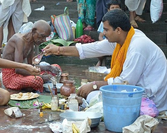 पितृदोष एक बार किसी को लग जाएं तो उसके जीवन में समस्याएं ही समस्याएं रहती हैं. पितृदोष होने पर लोगों कई समस्याओं से गुजरना पड़ता है. जैसे पितृदोष मंगल काम को होने नहीं देता है.फोटोः गूगल फ्री इमेज