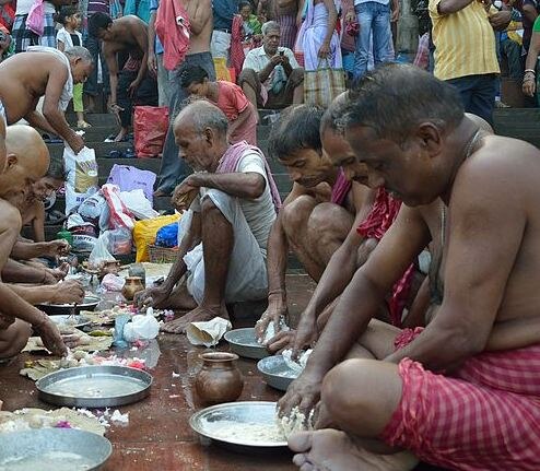 पितृदोष की वजह से सुख नसीब नहीं होता. पितृदोष की वजह से घर के बुजुर्ग बीमार रहते हैं. फोटोः गूगल फ्री इमेज