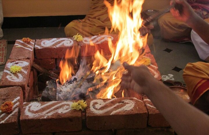 पितृ विसर्जनी अमावस्या को यज्ञ करें. यज्ञ के दौरान इस मंत्र का जाप करें- ऊं ग्रां गृं ग्रों स: गुरुवे नम:. घर के लोग सामूहिक रुप से यज्ञ करें. यज्ञ के बाद एक रुपये का सिक्का, नारियल और हल्दी की गांठ का दान करें. यज्ञ के बाद गाय, कुत्ते, कौओं और कुष्ठ रोगियों के लिए भोजन निकालें. फोटोः गूगल फ्री इमेज