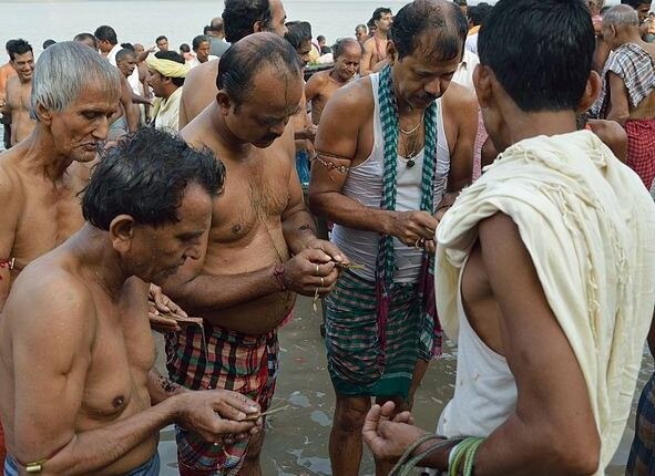 गुरूजी के मुताबिक, पितृ दोष का सबसे बड़ा कारण ऋण हैं जो लोगों को परेशानियां देता है. शास्त्रों में पांच तरह के ऋण बताए गए हैं. ईश्वर, आचार्य, पित्तरों, माता-पिता और मातृभूमि का ऋण पांच तरह के ऋण हैं. ये पांचों तरह के ऋण लोगों को बहुत कष्ट देते हैं. लोगों को इन पांचों तरह के ऋणों का निवारण करना चाहिए. फोटोः गूगल फ्री इमेज