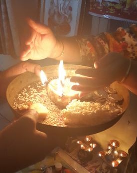 मिट्टी के बर्तन में तिल और जल लेकर दक्षिण की तरफ मुंह करके प्रतिदिन पित्तरों का तर्पण करें. फोटोः गूगल फ्री इमेज