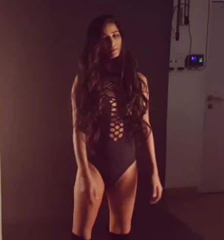 इन तस्वीरों में पूनम पांडे ब्लैक लेसी स्विमसूट में नजर आ रही हैं. फोटोः इंस्टाग्राम 