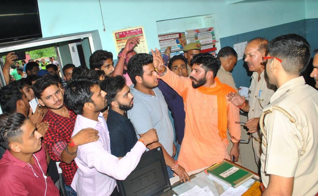 लव-जिहाद के बहाने मेडिकल छात्र के घर में घुसे विहिप कार्यकर्ता, 8 घंटे तक पुलिस ने युगल को हिरासत में रखा VHP workers misbihaved with medical students in meerut लव-जिहाद के बहाने मेडिकल छात्र के घर में घुसे विहिप कार्यकर्ता, 8 घंटे तक पुलिस ने युगल को हिरासत में रखा