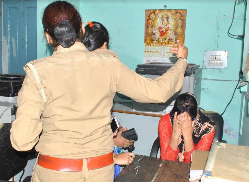 पुलिस के सामने भगवा ब्रिगेड ने पीटकर किया ऐलान- एक-एक को चुन-चुन कर मारेंगे