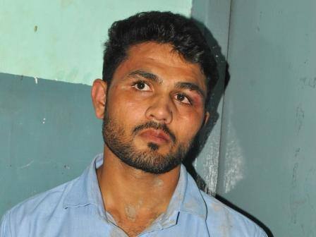 लव-जिहाद के बहाने मेडिकल छात्र के घर में घुसे विहिप कार्यकर्ता, 8 घंटे तक पुलिस ने युगल को हिरासत में रखा