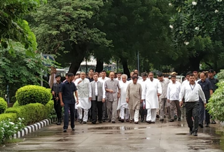 rafale deal congress summits memorandum to cvc appeal to Lodge FIR राफेल विवाद: कांग्रेस ने CVC को सौंपा ज्ञापन, FIR के साथ सौदे से जुड़े सभी कागजात हों जब्त