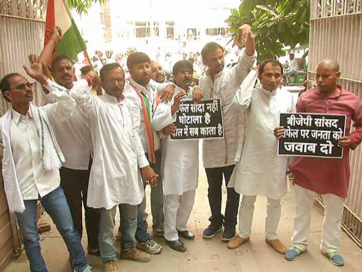 राफेल मामला: कांग्रेस कार्यकर्ताओं ने चूड़ियों के साथ बीजेपी सांसद के घर किया प्रदर्शन Rafale deal: Congress workers protested infront of BJP MP house ShyamaCharan Gupta in Allahabad राफेल मामला: कांग्रेस कार्यकर्ताओं ने चूड़ियों के साथ बीजेपी सांसद के घर किया प्रदर्शन