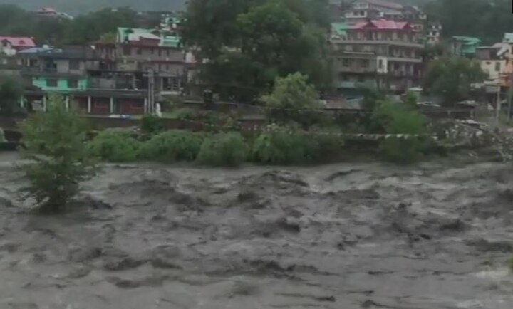 Normal life disrupted following heavy rainfall & flash flood in Himachal Pradesh हिमाचल प्रदेश में भारी बारिश की वजह से बाढ़ जैसे हालात, अब तक दो की मौत