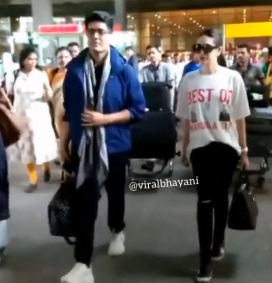 जाने माने डिजाइनर मनीष मल्होत्रा एयरपोर्ट पर करिश्मा कपूर के साथ नज़र आए.