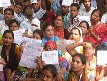 योगी सरकार के खिलाफ हजारों शिक्षक अभ्यर्थियों ने शुरू किया बेमियादी अनशन, पेड़ से कूदकर जान देने की कोशिश