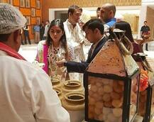 Engagement में मंगेतर आनंद पीरामल के साथ ईशा अंबानी ने खूब खाए गोल गप्पे, ये रही तस्वीरें