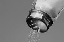 रहना है सेहतमंद तो सफेद नहीं खाएं काला नमक