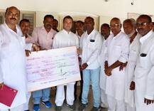 केरल आपदा पीड़ितों के लिए अमेठी के लोगों ने राहुल को दिया 2.57 लाख का चेक