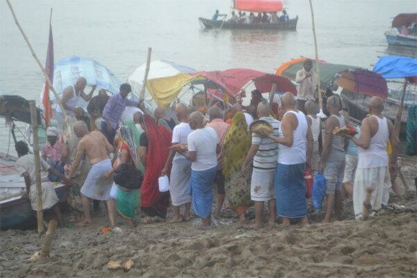 ऐसी मान्यता है कि संगम पर पिंडदान करने से भगवान विष्णु के साथ ही तीर्थराज प्रयाग में वास करने वाले तैंतीस करोड़ देवी-देवता भी पितरों को मोक्ष प्रदान करते हैं. धार्मिक महत्व की वजह से ही पितृ पक्ष के पहले ही दिन हज़ारों देश के कोने-कोने से आये हज़ारों श्रध्दालु तीर्थराज प्रयाग में संगम पर पिंडदान और तर्पण कर रहे हैं. हालंकि यहाँ पर श्रद्धालुओं के आने और पिंडदान करने का सिलसिला कल पूर्णिमा से ही शुरू हो गया था.