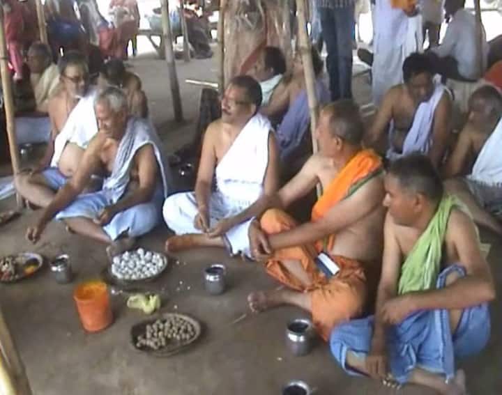 हिन्दू धर्म में पितृ पक्ष को शुभ कामों के लिए वर्जित माना जाता है. ऐसी मान्यता है कि पितृ पक्ष में श्राद्ध कर्म कर पिंडदान और तर्पण करने से पूर्वजों की सोलह पीढ़ियों की आत्मा को शान्ति और मुक्ति मिल जाती है. इस मौके पर किया गया श्राद्ध पितृ ऋण से भी मुक्ति दिलाता है. मान्यताओं के मुताबिक़ कोई भी व्यक्ति जीवन में एक बार ही पिंडदान कर सकता है. हालांकि तर्पण और दान आदि की रस्में कई बार निभाई जा सकती हैं.