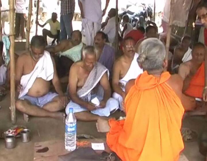 हिन्दू धर्म के मुताबिक़ पिंडदान की परम्परा सिर्फ प्रयाग, काशी और गया में ही है, लेकिन पितरों के श्राद्ध कर्म की शुरुआत प्रयाग के मुंडन संस्कार से ही शुरू होती है. पितृ पक्ष के पहले दिन प्रयाग के संगम तट पर देश के कोने-कोने से आये हज़ारों श्रद्धालु अपने पूर्वजों की आत्मा की शान्ति व मुक्ति के लिए श्राद्ध कर्म कर रहे हैं. यहां मुंडन कर अपने बालों का दान करने के बाद सत्रह पिंडों को तैयार कर उनकी पूजा अर्चना की जा रही है और विधि विधान से उन्हें संगम में विसर्जित कर बाकी रस्में अदा की जा रही हैं.