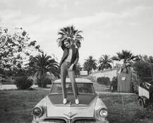 ब्रालेस ड्रेस में फैंस को इस तरह आकर्षित कर रही है ये हीरोइन