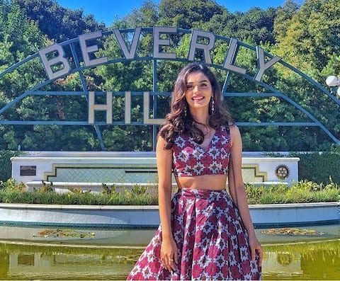 सोशल मीडिया पर सेंसेशन बनी हुईं हैं मिस वर्ल्ड मानुषी, देखें ये लेटेस्ट तस्वीरें