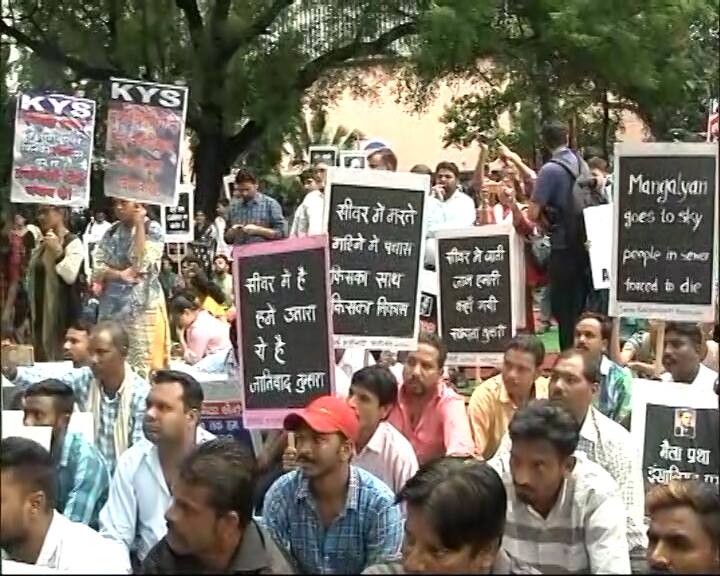 गंदे नालों में मौत के खिलाफ आंदोलन, पीड़ित ने कहा- ‘सफाई नहीं करता था मेरा भाई, फिर भी उसे सीवर में उतारा’ sewer deaths: protest at jantar mantar गंदे नालों में मौत के खिलाफ आंदोलन, पीड़ित ने कहा- ‘सफाई नहीं करता था मेरा भाई, फिर भी उसे सीवर में उतारा’
