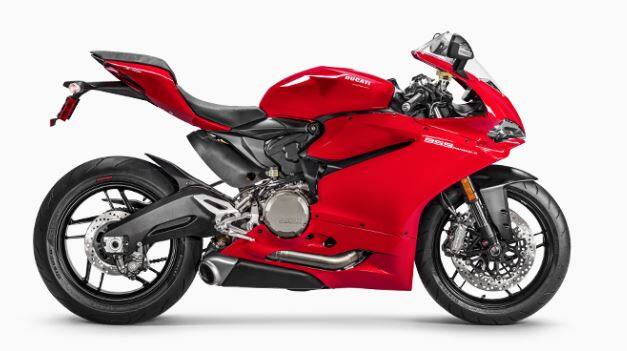 पनिगल कोर्से का वजन स्टैंडर्ड 959 पनिगल से 2.26 किलोग्राम कम है. साथ ही इसमें 955 सीसी सुपरक्वाड्रो इंजन है जो 150 हॉर्सपॉवर और 102 न्यूटन मीटर टॉर्क जनरेट करता है. इंजन में छह स्पीड गेयरबॉक्स भी है. तस्वीर: डुकाटी