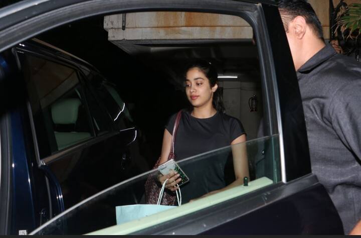 इन्हीं सब खबरों के बीच जाह्नवी कपूर को जूहू स्थित अर्जुन कपूर के घर के बाहर स्पॉट किया गया. (Photo- Manav Manglani ) 