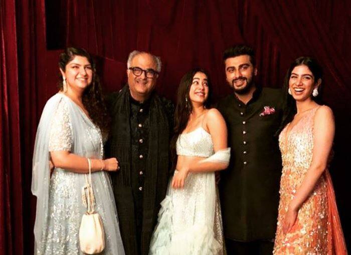 रिपोर्ट्स का कहना है कि क्योंकि श्रीदेवी की मौत के बाद अर्जुन कपूर ने जाह्नवी और खुशी को बहुत प्यार से संभाला है. अब वो उनका ठीक उसी तरह खयाल रखते हैं जैसे कि वो अपनी बहन अंशुला कपूर का रखते हैं. (Photo- Instagram ) 