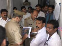 इलाहाबाद में दिनदहाड़े 22 लाख की लूट, हथियार लहराते फरार हुए नकाबपोश बदमाश