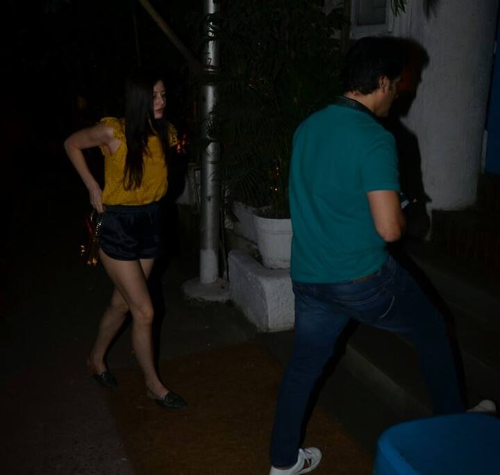 इस दौरान जहां जॉर्जिया काफी बोल्ड लुक में नज़र आईं. वहीं अरबाज़ डेनिम और टी शर्ट में दिखाई दिए. (तस्वीर: मानव मंगलानी)