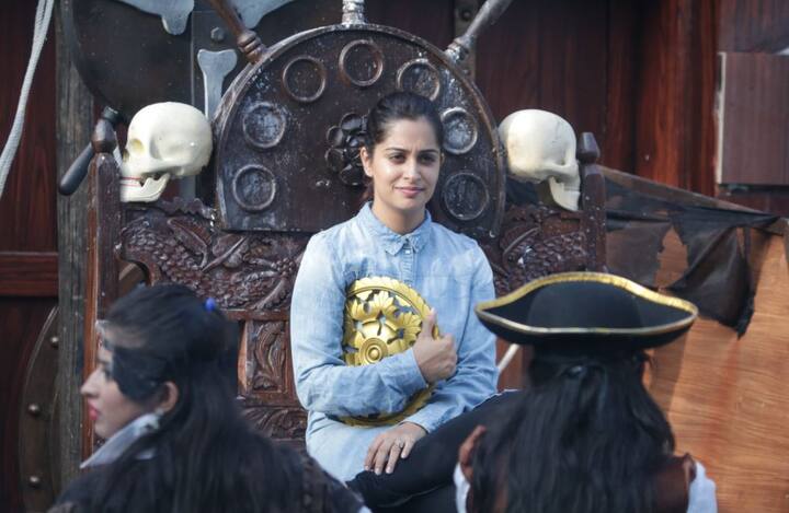  बिग बॉस के दिए गए टास्क में पहले बारी सिंगल कंटेस्टेंट्स की आई. सिंगल कंटेस्टेंट्स में से किसी एक को हमेशा एक गोल्डन रिंग के साथ जहाज के ऊपर रखी कुर्सी पर कब्जा जमाए रखना था, जबकि जोडियों को कुर्सी पर बैठे सिंगल को टॉर्चर करके उनसे अंगूठी हासिल करने पर मजबूर करना था. हालांकि तबीयत खराब होने के चलते श्रीसंत ने इस टास्क में हिस्सा नहीं लिया.