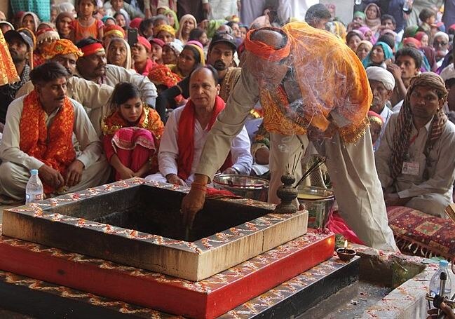 पितृ विसर्जनी अमावस्या के दिन तैयार किए गए पीले धागे में यज्ञ की हल्दी बांधकर पहनने से घर को लोगों के रोग दूर होते हैं. फोटोः गूगल फ्री इमेज