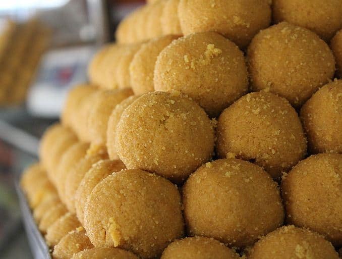 Kitchen Hacks Very Simple And Tasty Gram Flour Besan Laddu Recipe In Hindi Diwali Special Sweet Kitchen Hacks: Diwali पर मिलावटी मिठाई से बचें, घर पर बनाएं स्वादिष्ट बेसन के लड्डू