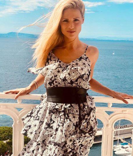 स्विट्जरलैंड में पली-बढ़ी मिशेल ने अपने पति और सिंगर इरोज रामाज़ोटी से शादी के बाद इटैलियन सिटीजनशिप ले ली थी. लेकिन मिशेल के रिश्ते इस धार्मिक समुदाय से जुड़ने के बाद खराब हो गए. नतीजन 25 साल की उम्र में मिशेल ने ना सिर्फ तलाक ले लिया बल्कि इस धार्मिक ग्रुप को भी छोड़ दिया. फोटोः इंस्टाग्राम 