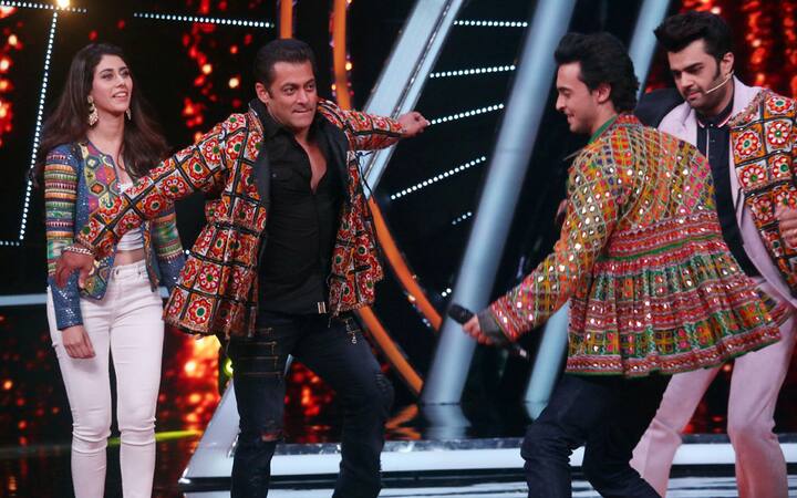 इस फिल्म से सलमान खान अपने बहनोई आयुष शर्मा को लॉन्च कर रहे हैं. इस फिल्म को हिट कराने के लिए सलमान हर हथकंडा अपनाने को तैयार हैं.