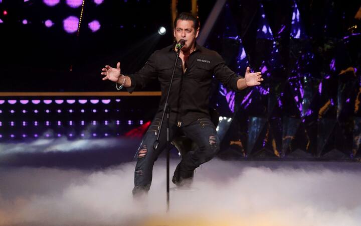 सलमान ने इंडियल आइडल के सेट पर गाना भी गाया.