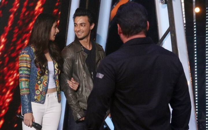 इस फिल्म की लीड एक्ट्रेस वारिना हुसैन भी इसी फिल्म से बॉलीवुड में डेब्यू कर रही हैं. वारिना ने कहा है कि इतनी बड़ी फिल्म से करियर की शुरुआत होना सपना सच होने जैसा है.