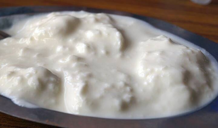 एक बाउल दही खाने से प्रोटीन की कमी भी पूरी होगी और आपकी भूख भी शांत होगी. साथ ही इसके खाने से आपको अपच की समस्या या हार्टबर्न भी कम होगा. फोटोः गूगल फ्री इमेज  