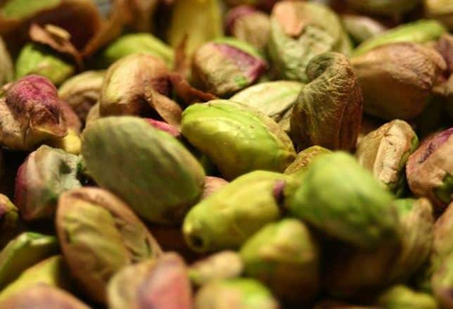 एक चौथाई कप आप ड्राई पिस्ता खा सकते हैं. इससे ना सिर्फ आपका पेट भर जाएगा बल्कि पाचन भी ठीक रहेगा. फोटोः गूगल फ्री इमेज  