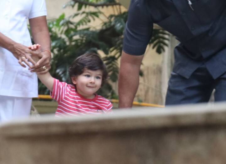 वो बात और है कि खुद तैमूर की मम्मी करीना कपूर खान मीडिया के सामने ये कह चुकी हैं कि उन्हें भी हद से ज्यादा खींची जाने वाली तैमूर की तस्वीरें पसंद नहीं है. लेकिन इसी के साथ वो तैमूर को मिल रहे बेपनाह प्यार से खुश भी होती हैं. 