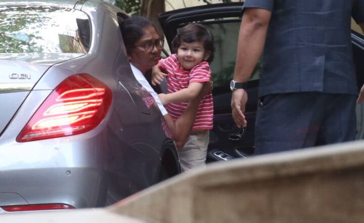 एक इंटरव्यू में करीना ने कहा था कि वो चाहती हैं कि तैमूर को एक आम बचपन देना चाहती हैं. बता दें करीना ने 20 दिसंबर 2016 में तैमूर को जन्म दिया था. (Photos: Manav Manglani)