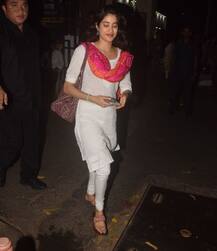 एक्ट्रेस जाह्नवी कपूर मुंबई के जुहू में हुई स्पॉट, देखें तस्वीरें