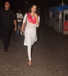 एक्ट्रेस जाह्नवी कपूर मुंबई के जुहू में हुई स्पॉट, देखें तस्वीरें