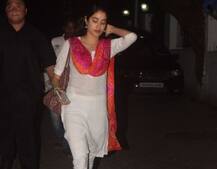 एक्ट्रेस जाह्नवी कपूर मुंबई के जुहू में हुई स्पॉट, देखें तस्वीरें