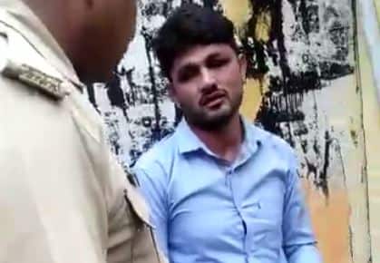 पुलिस के सामने भगवा ब्रिगेड ने पीटकर किया ऐलान- एक-एक को चुन-चुन कर मारेंगे new viral video of meerut medical student case पुलिस के सामने भगवा ब्रिगेड ने पीटकर किया ऐलान- एक-एक को चुन-चुन कर मारेंगे