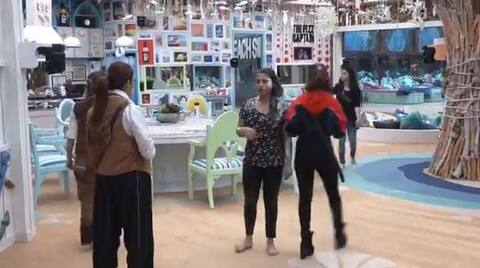 Bigg Boss 12, Day 10: जोड़ियों पर भारी पड़े सिंगल्स, इस ट्विस्ट से जीती बाजी Bigg Boss 12, Day 10: जोड़ियों पर भारी पड़े सिंगल्स, इस ट्विस्ट से जीती बाजी